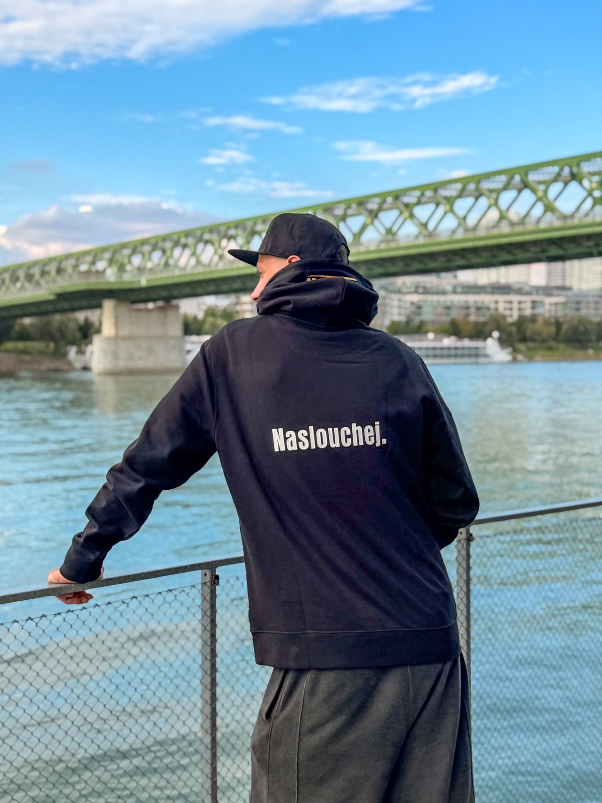 Mikina Meet&Deal „Nemluv. Naslouchej." z druhého merch dropu