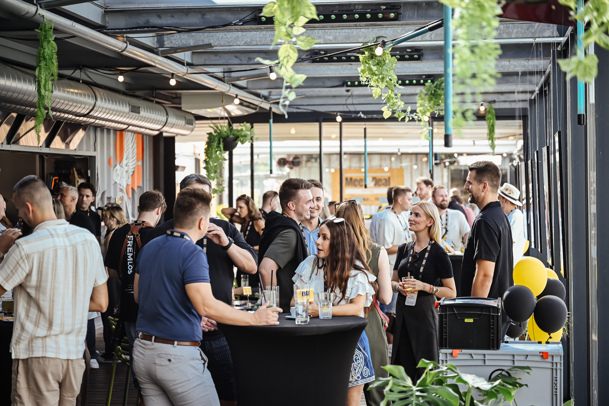 Lidé řeší business při Networkingu na MeetDeal